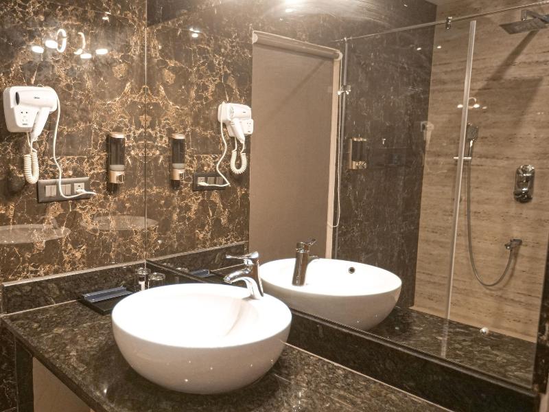 Hotel Leroy Grand image