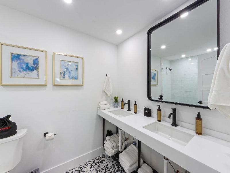 The Retreat At Anna Maria Island Inn image