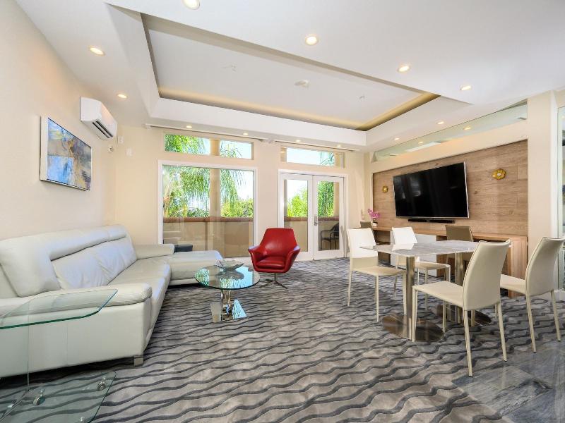 Studios Inn image