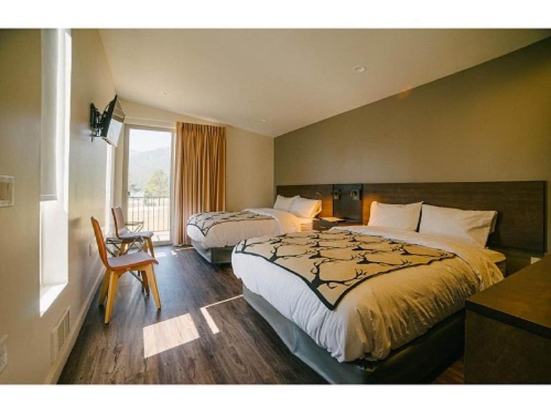 Terra Nova Cabins image