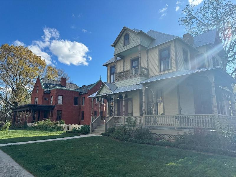 Summit Street Inns image
