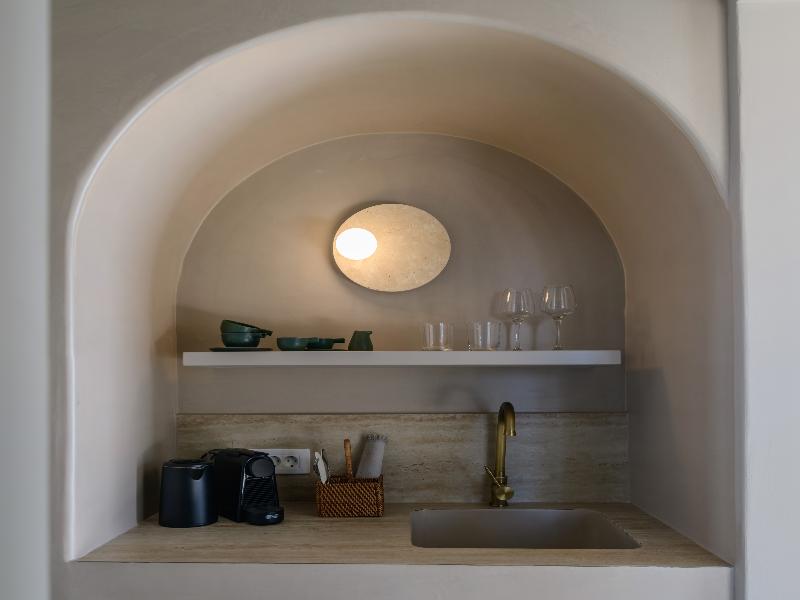 Arch Suites image