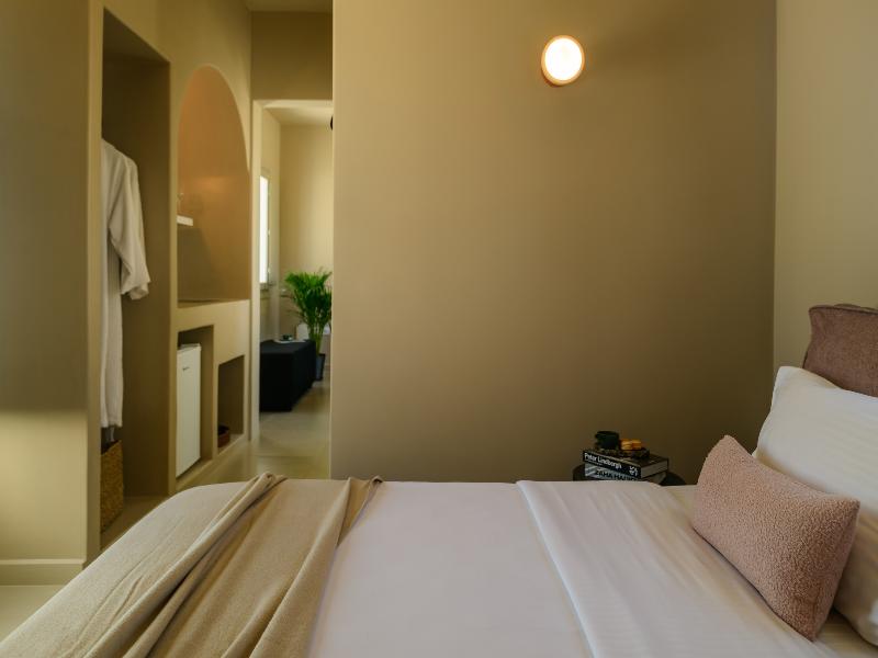 Arch Suites image