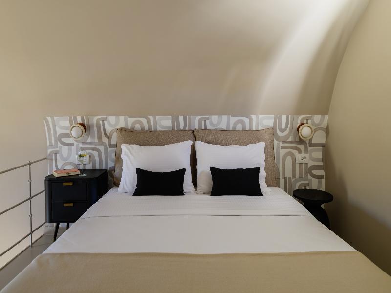 Arch Suites image