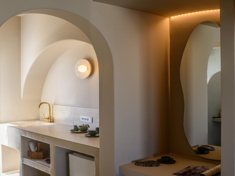 Arch Suites image