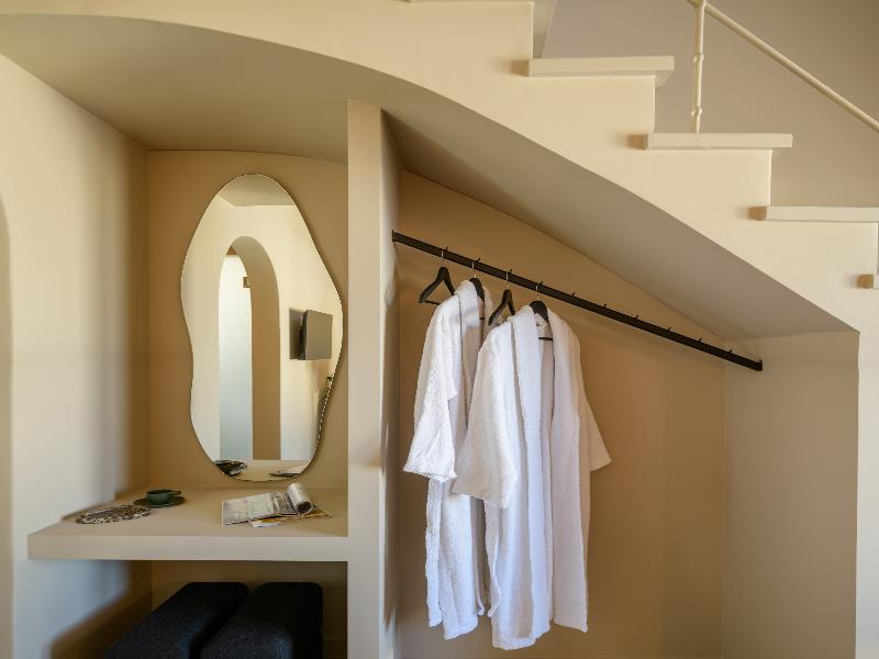 Arch Suites image