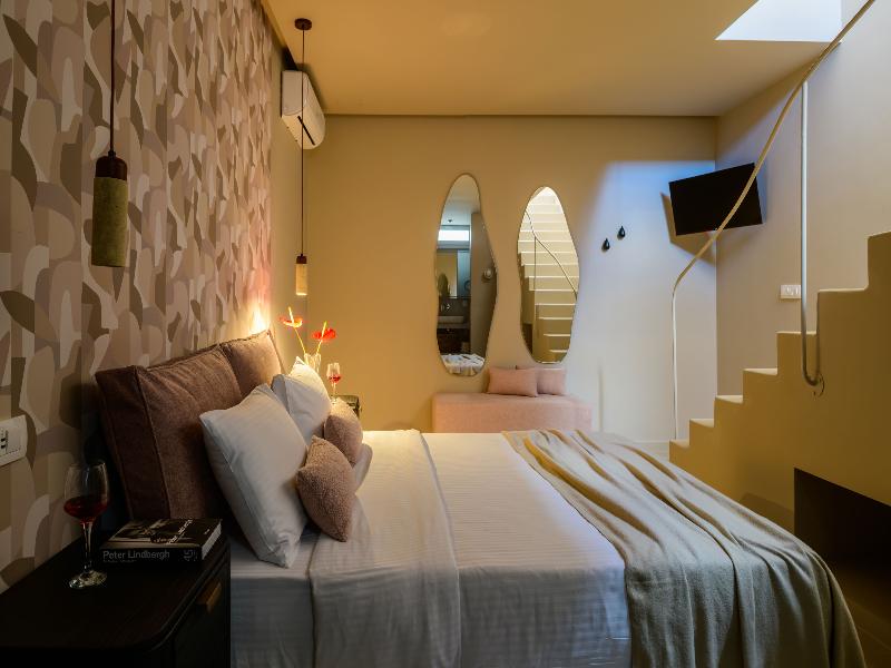 Arch Suites image