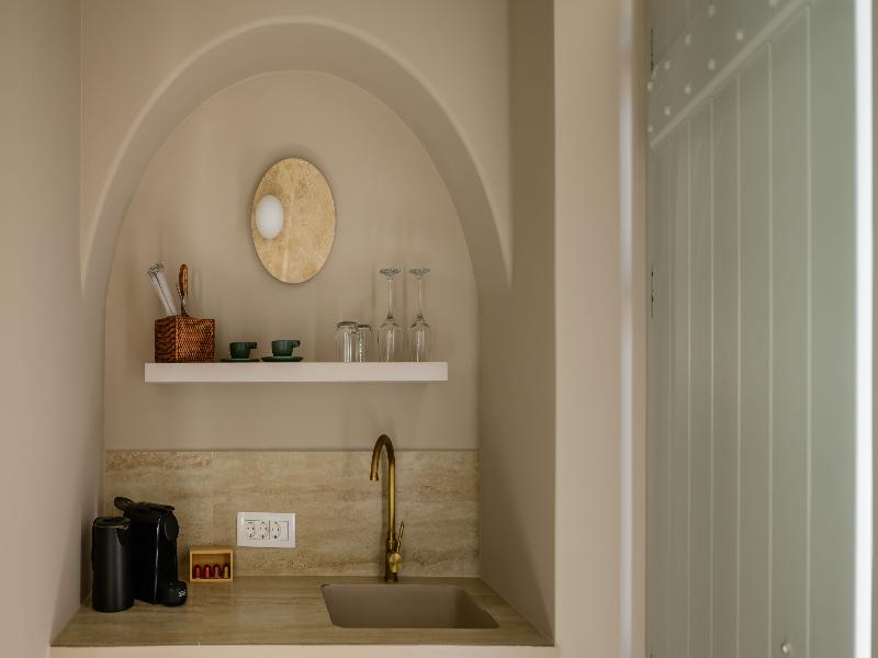 Arch Suites image