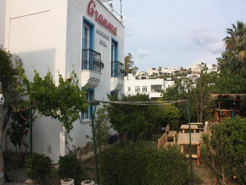 Granma Apartment Hotel image