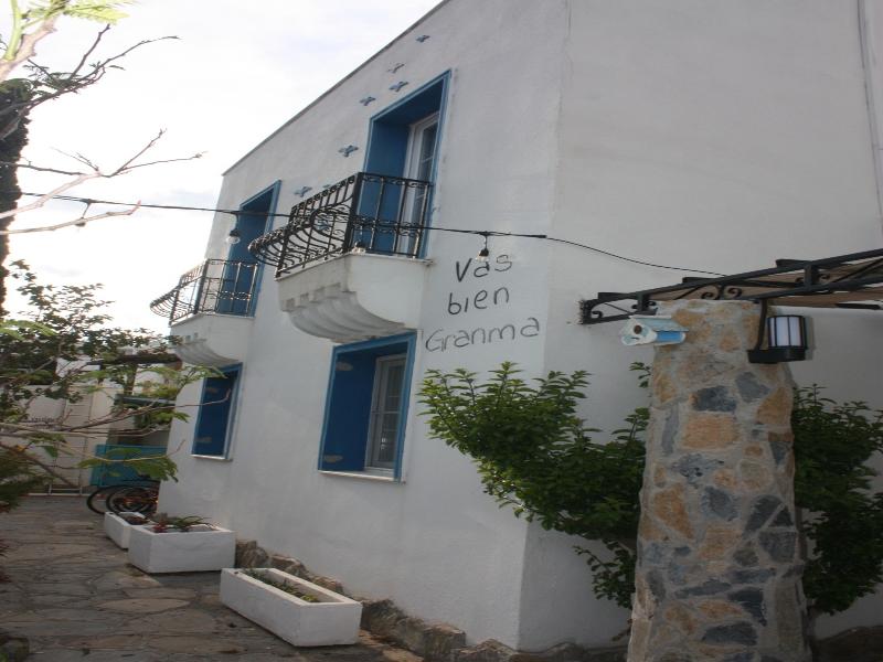 Granma Apartment Hotel image