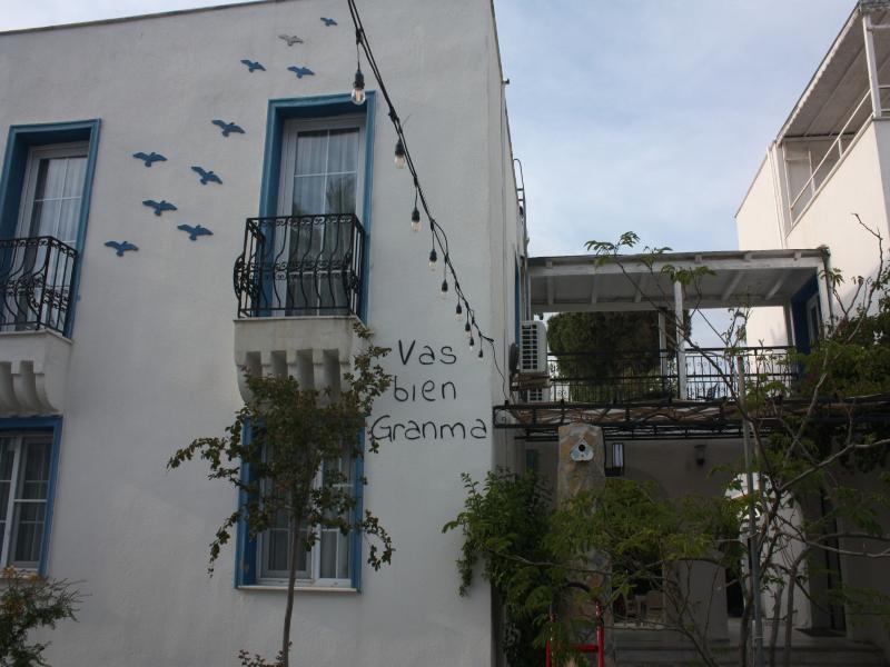Granma Apartment Hotel image