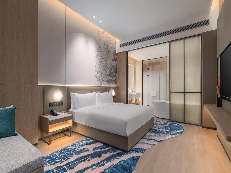1 King One Bedroom Suite Lake View With Dining Area