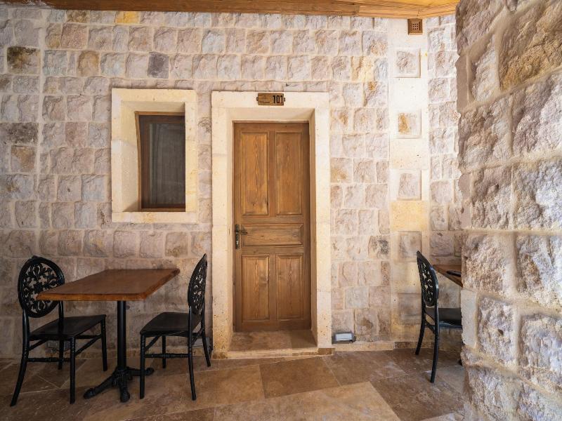 Library Cave Hotel image