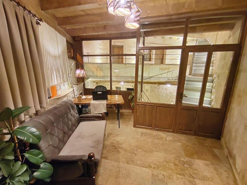 Library Cave Hotel image
