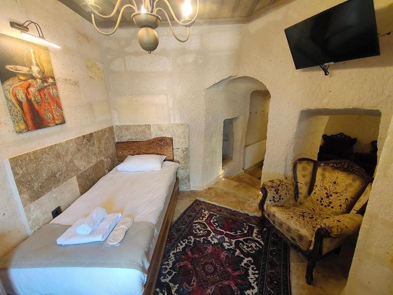 Library Cave Hotel image