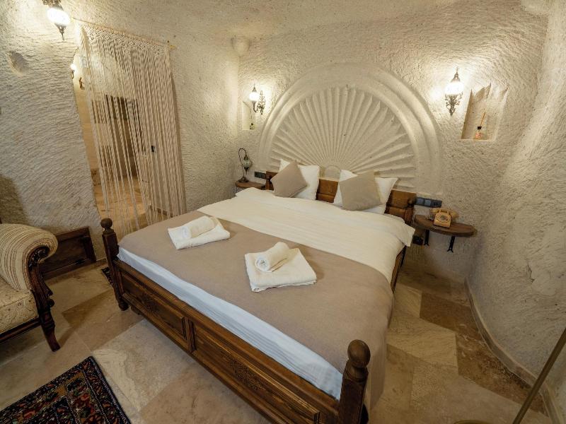 Library Cave Hotel image