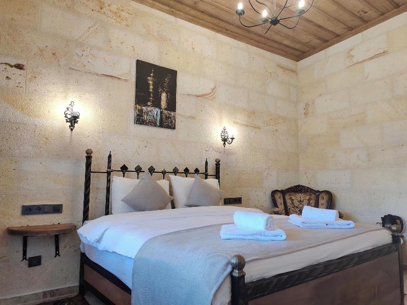 Library Cave Hotel image