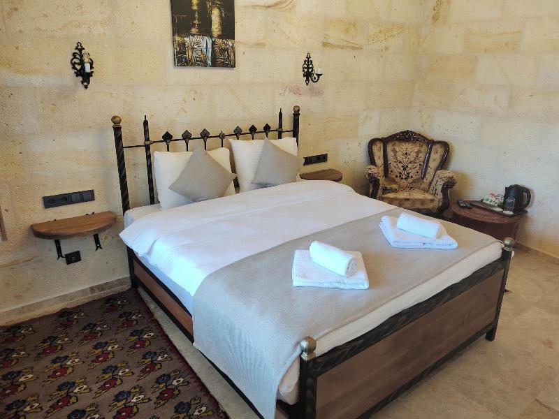 Library Cave Hotel image