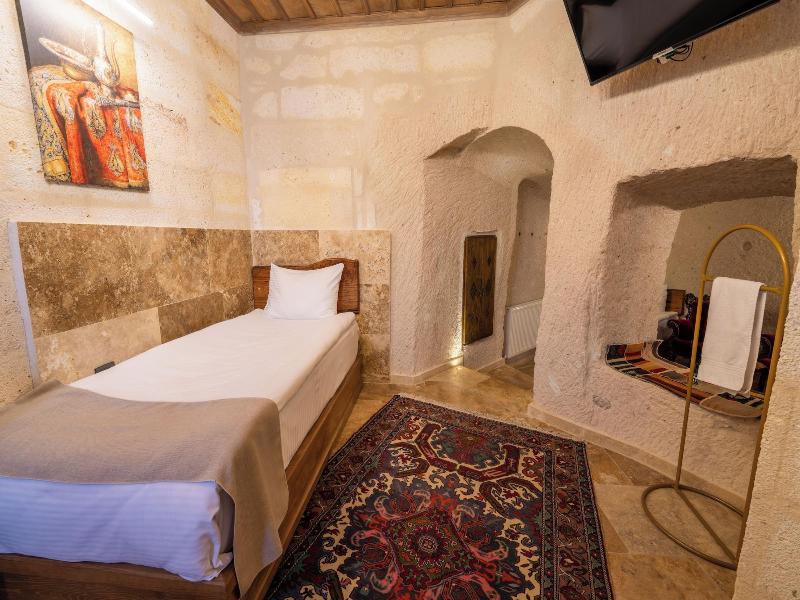 Library Cave Hotel image