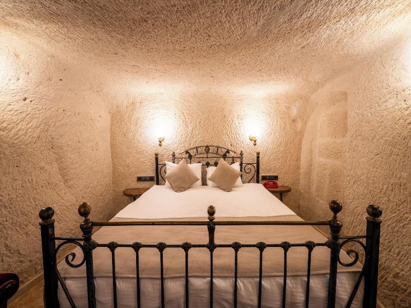 Library Cave Hotel image