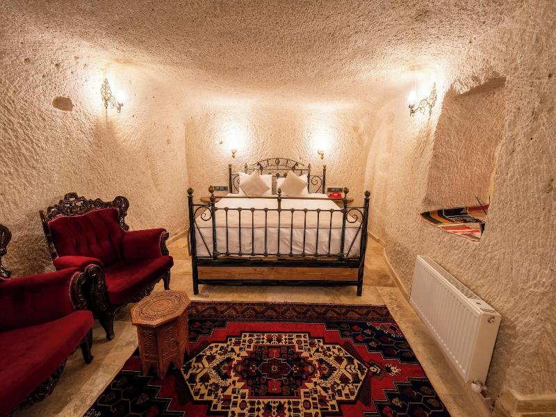 Library Cave Hotel image