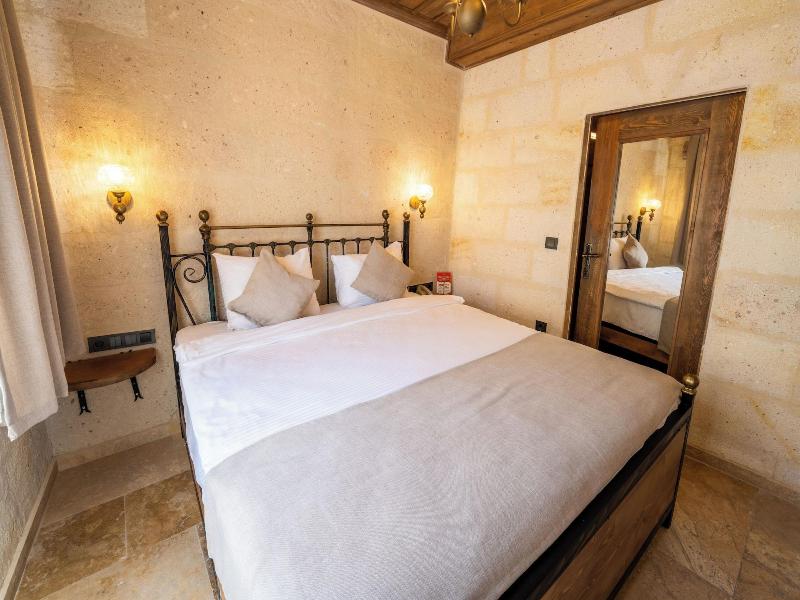 Library Cave Hotel image