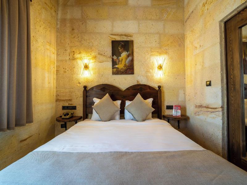 Library Cave Hotel image