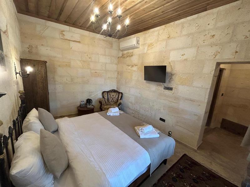 Library Cave Hotel image