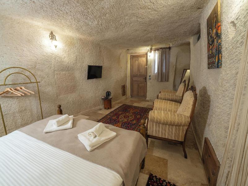 Library Cave Hotel image