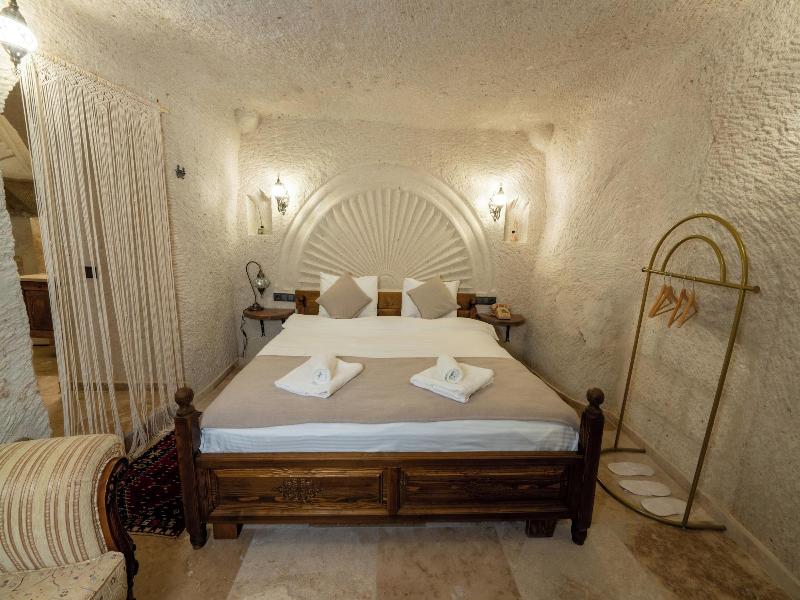 Library Cave Hotel image