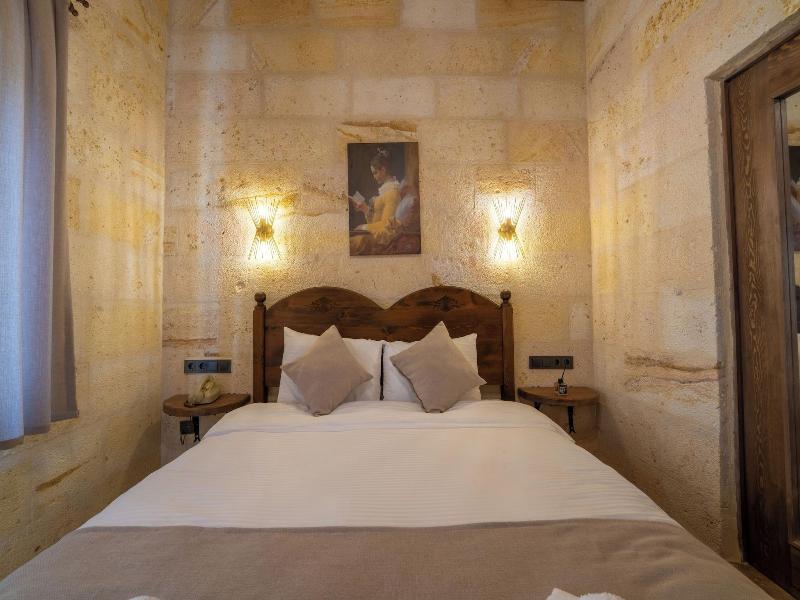 Library Cave Hotel image