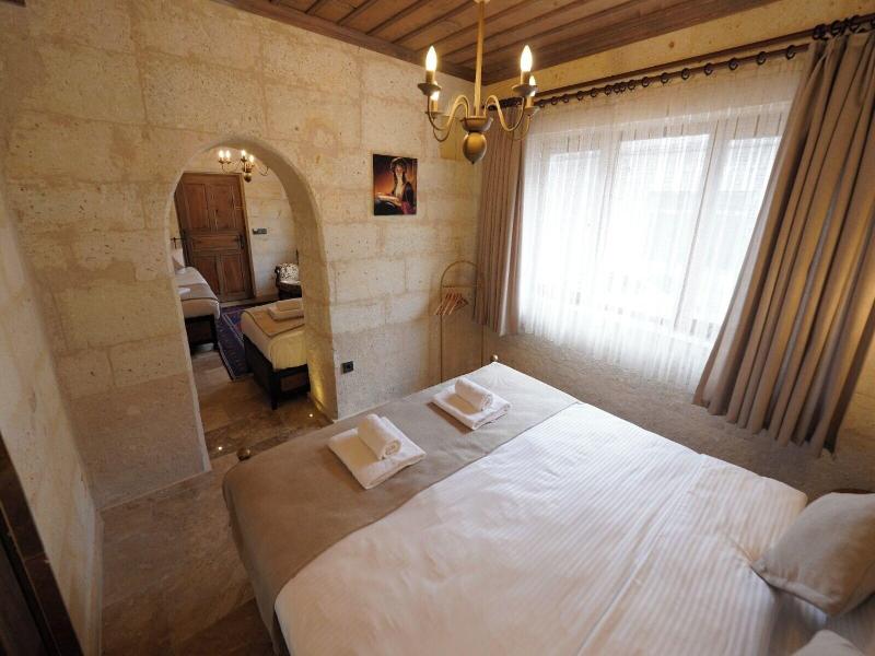 Library Cave Hotel image