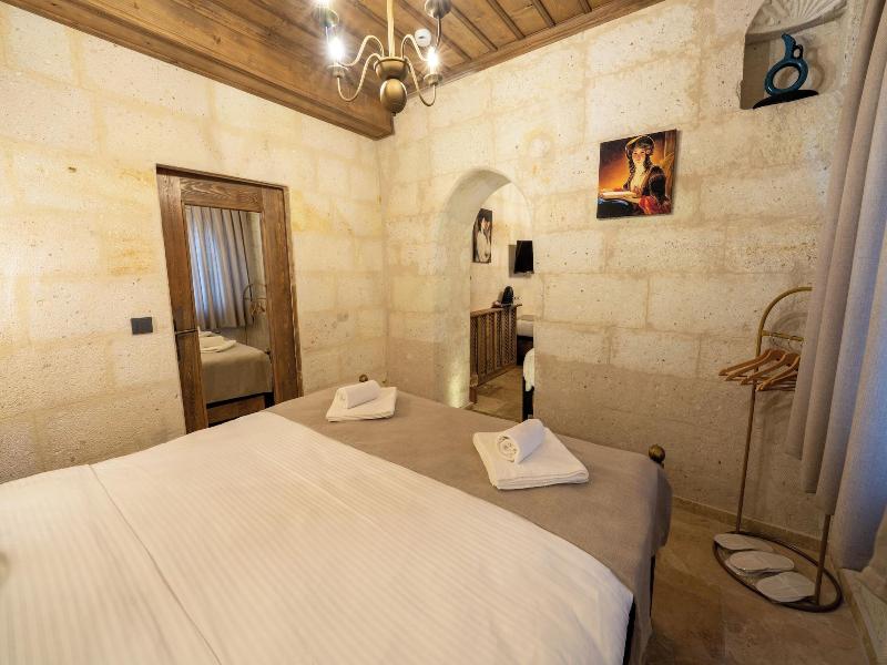Library Cave Hotel image