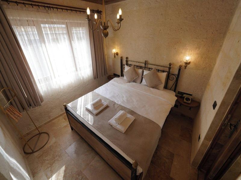 Library Cave Hotel image