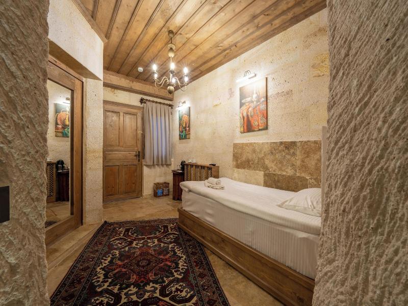 Library Cave Hotel image