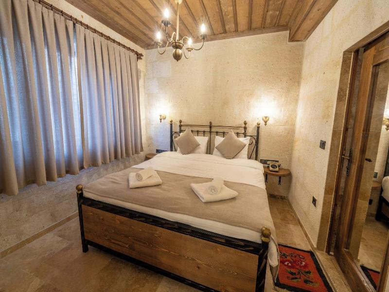 Library Cave Hotel image