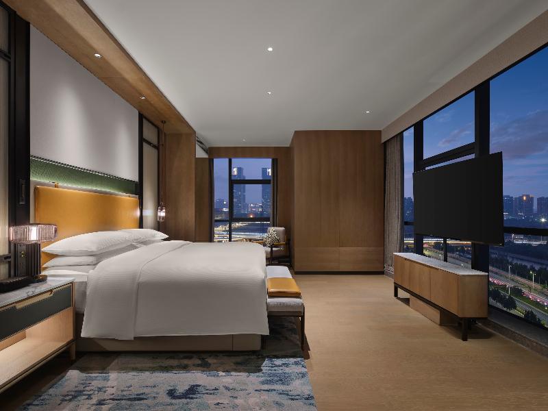 DoubleTree by Hilton Zhengzhou East image