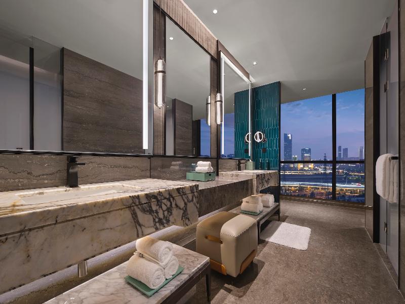 DoubleTree by Hilton Zhengzhou East image