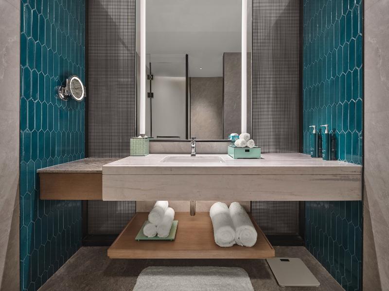 DoubleTree by Hilton Zhengzhou East image