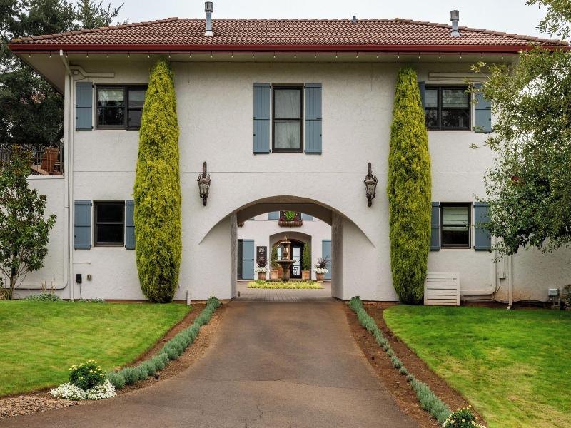 Black Walnut Inn Vineyard image