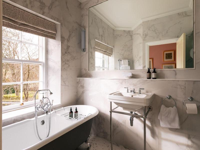 The Devonshire Arms Hotel image