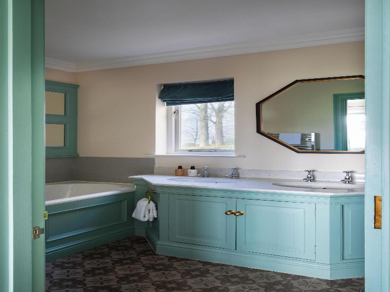 The Devonshire Arms Hotel image