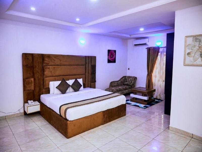 DOUBLE DELUXE KING BED