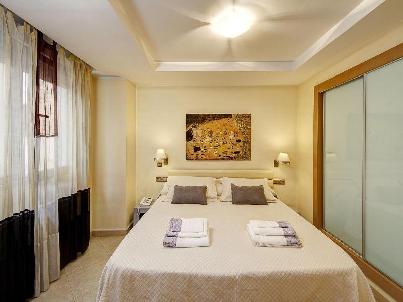 Apartamentos Turisticos Centro image