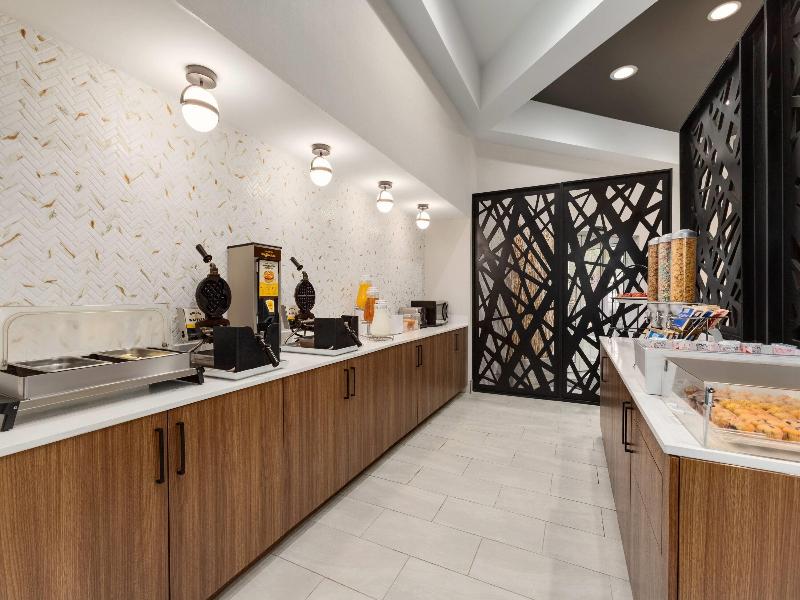 La Quinta Inn & Suites Dallas Arlington South image