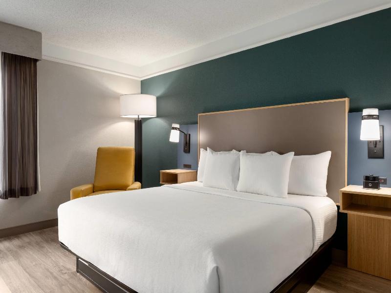 La Quinta Inn & Suites Dallas Arlington South image