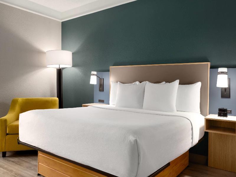La Quinta Inn & Suites Dallas Arlington South image