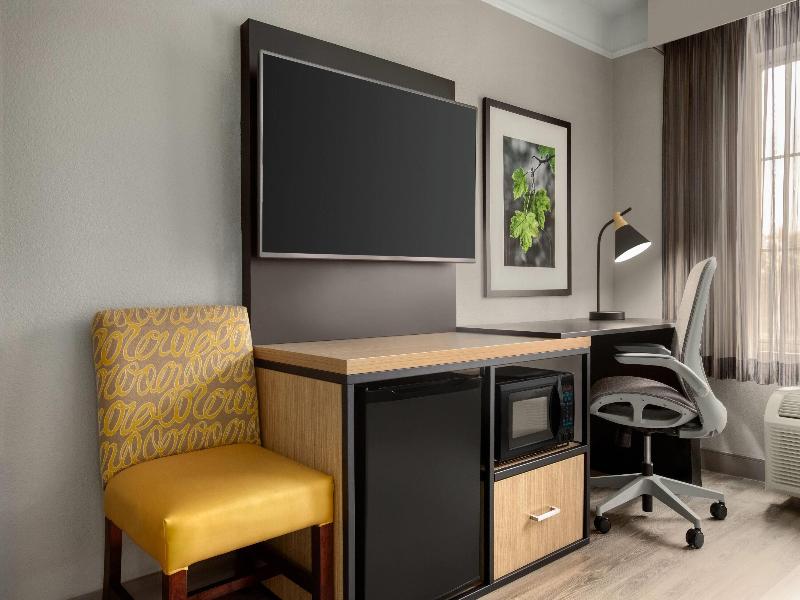 La Quinta Inn & Suites Dallas Arlington South image