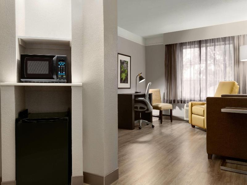 La Quinta Inn & Suites Dallas Arlington South image