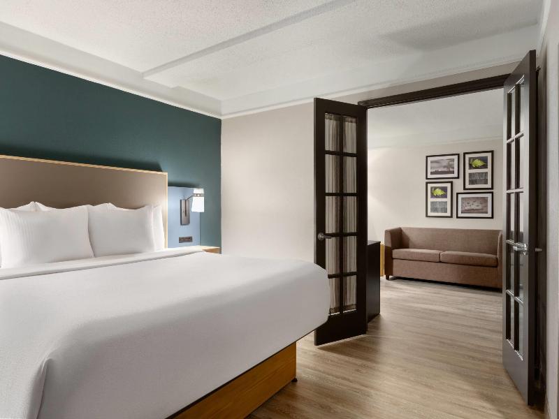 La Quinta Inn & Suites Dallas Arlington South image